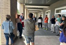 Daniel Fernández se reúne con las familias afectadas por la venta de 107 viviendas de alquiler asequible a un fondo de inversión