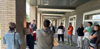 Daniel Fernández se reúne con las familias afectadas por la venta de 107 viviendas de alquiler asequible a un fondo de inversión