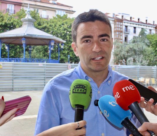 El PSOE pide a la CEOE que rectifique y retire la campaña que criminaliza a los trabajadores de Cantabria