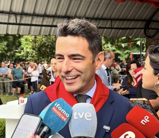 Pedro Casares lamenta la “autocomplacencia” y las “contradicciones” del discurso de Buruaga en el Día de Cantabria