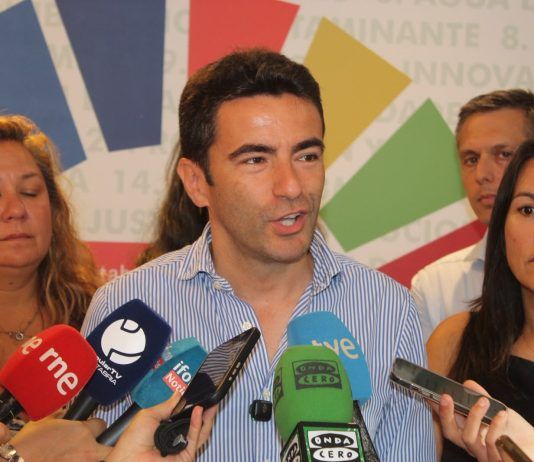 Pedro Casares denuncia el “recorte” de 108 profesores que el PP quiere hacer en la educación pública de Cantabria