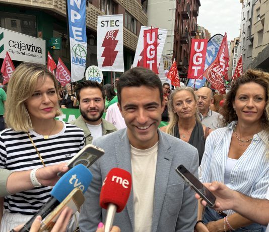 El PSOE denuncia que el curso escolar comienza “con recortes, despidiendo a profesores y cerrando aulas”