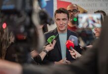 Pedro Casares anuncia que el PSOE propondrá en el Parlamento extender la gratuidad del transporte escolar a los alumnos de Bachillerato y FP del entorno rural
