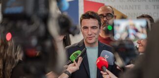 Pedro Casares anuncia que el PSOE propondrá en el Parlamento extender la gratuidad del transporte escolar a los alumnos de Bachillerato y FP del entorno rural